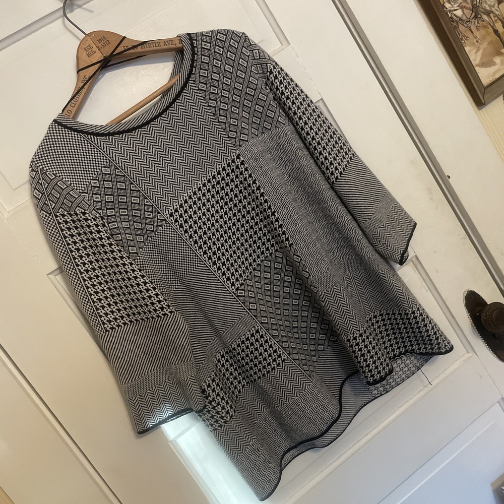 Dana Bachman Navy And White Geometric 3/4 Sleeve Length Tight‎ Knit Sweater XL